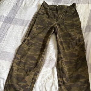 Universal Thread Women’s Camo Cargo Pants - Olive/Brown